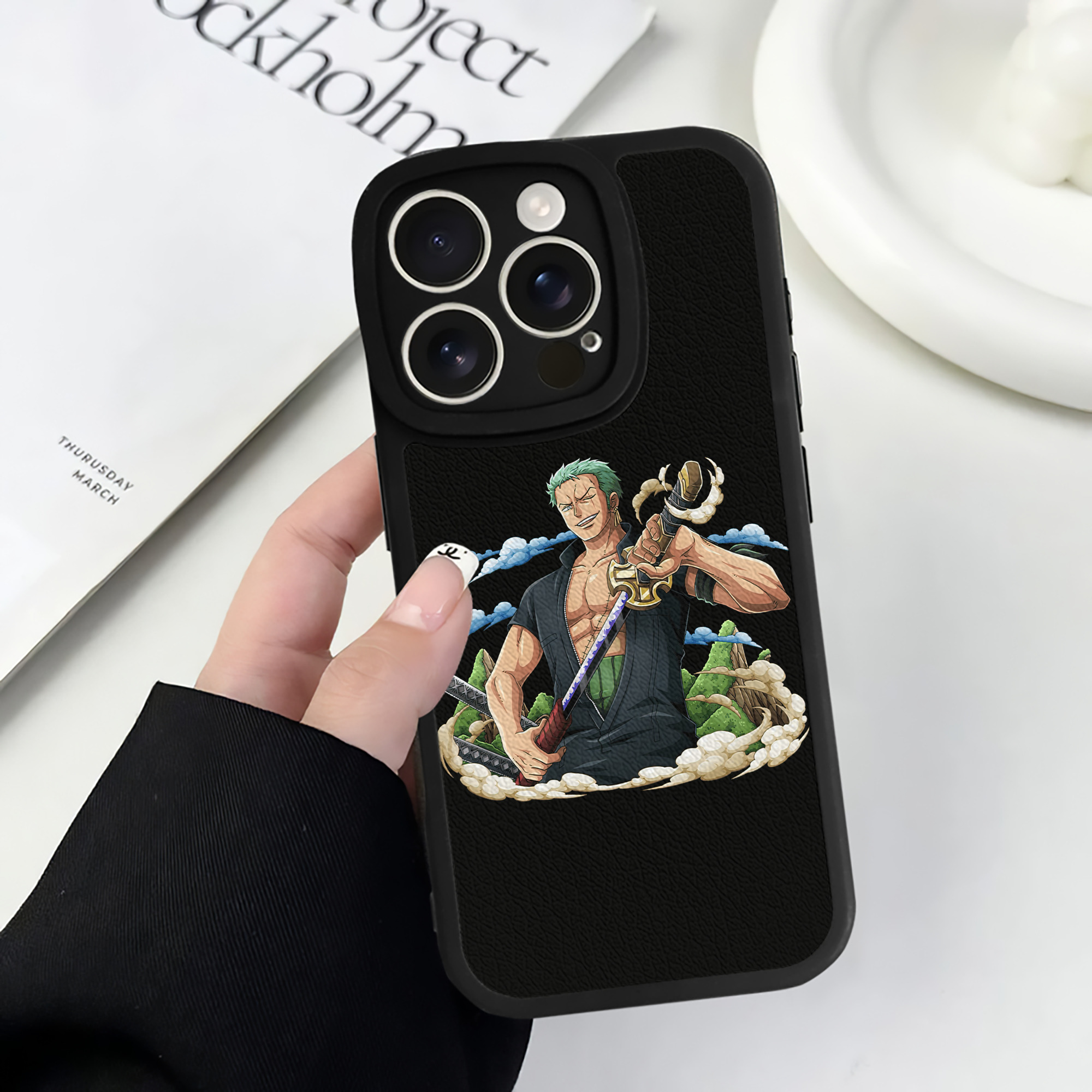 （画像用） ワンピース ロロノア・ゾロ ONE PIECE Roronoa Zoro 【iPhone 16シリーズ対応】シリコンスマホケース（レザー調） 材質：シリコン